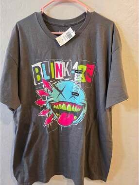 Blink 182 T Shirt Men's Size XL. Slight Fading On Side